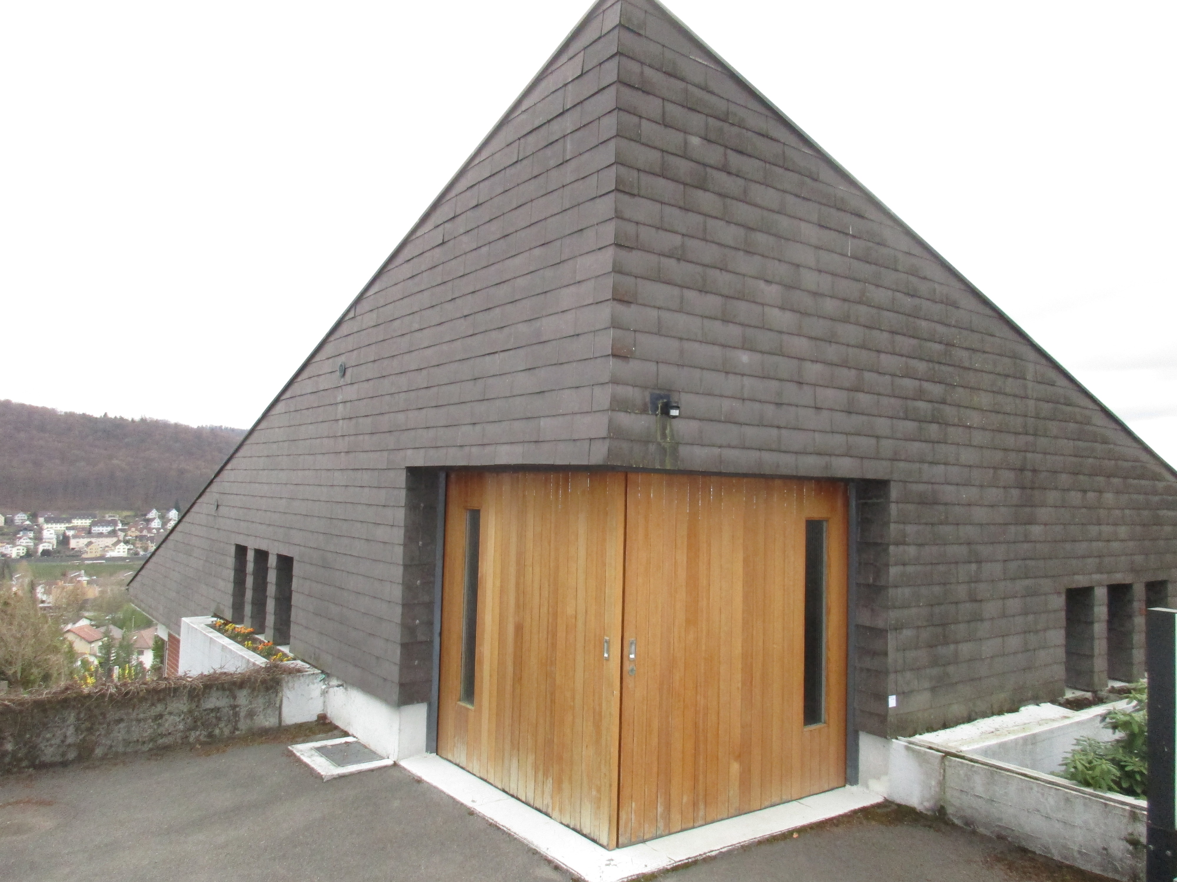 Asbestos on the roof: detecting hazards and seeking professional help